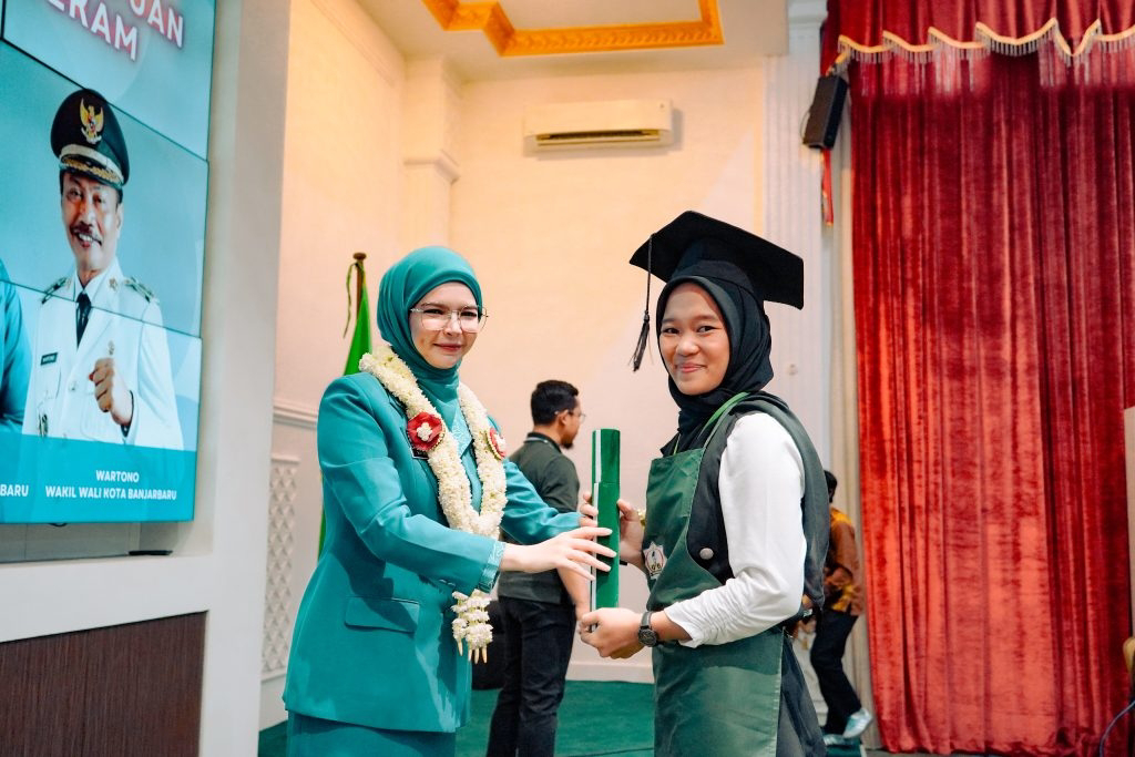 Vivi Mar’i Zubedi Kukuhkan Wisudawati Sekolah Pemberdayaan Perempuan di Banjarbaru, Dorong Perempuan Jadi Agen Perubahan