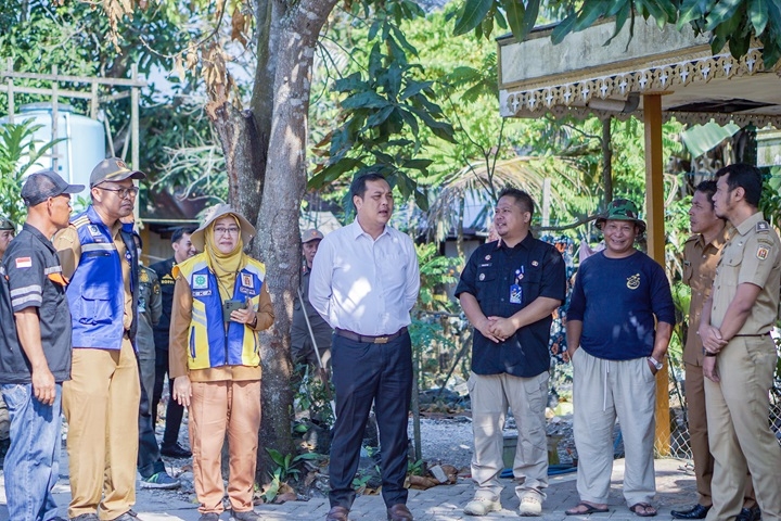 Monitoring Proyek Strategis: Wali Kota Banjarbaru Tinjau Pembangunan Drainase dan Sarana Pendidikan