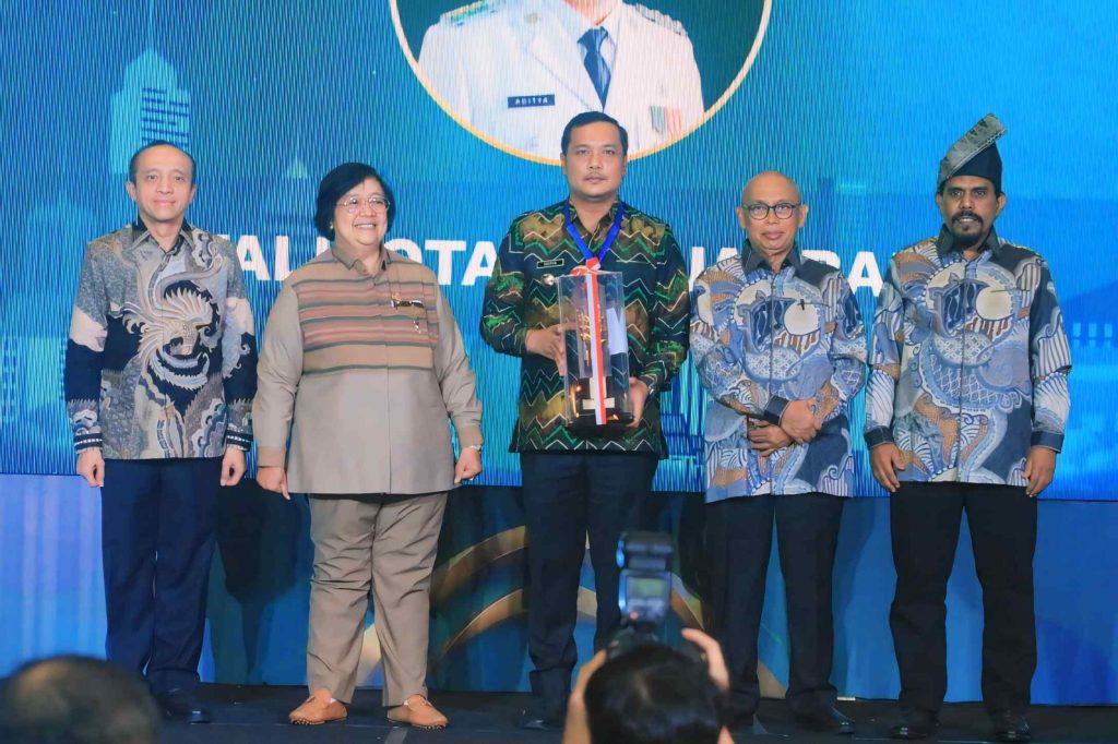 Wali Kota Banjarbaru Terima Penghargaan Green Leadership dari Kementerian LHK