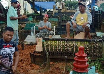 Kapolri Apresiasi Bripka Joko Hadi Aprianto atas Pengabdian Sukarela Selama 23 Tahun Sebagai Penggali Kubur