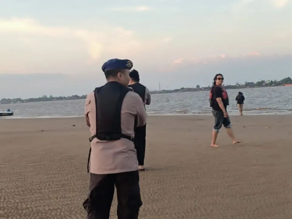 Meski Terlihat Aman, Polairud Polresta Banjarmasin Tingkatkan Patroli di Pantai Gosong untuk Keamanan Pengunjung
