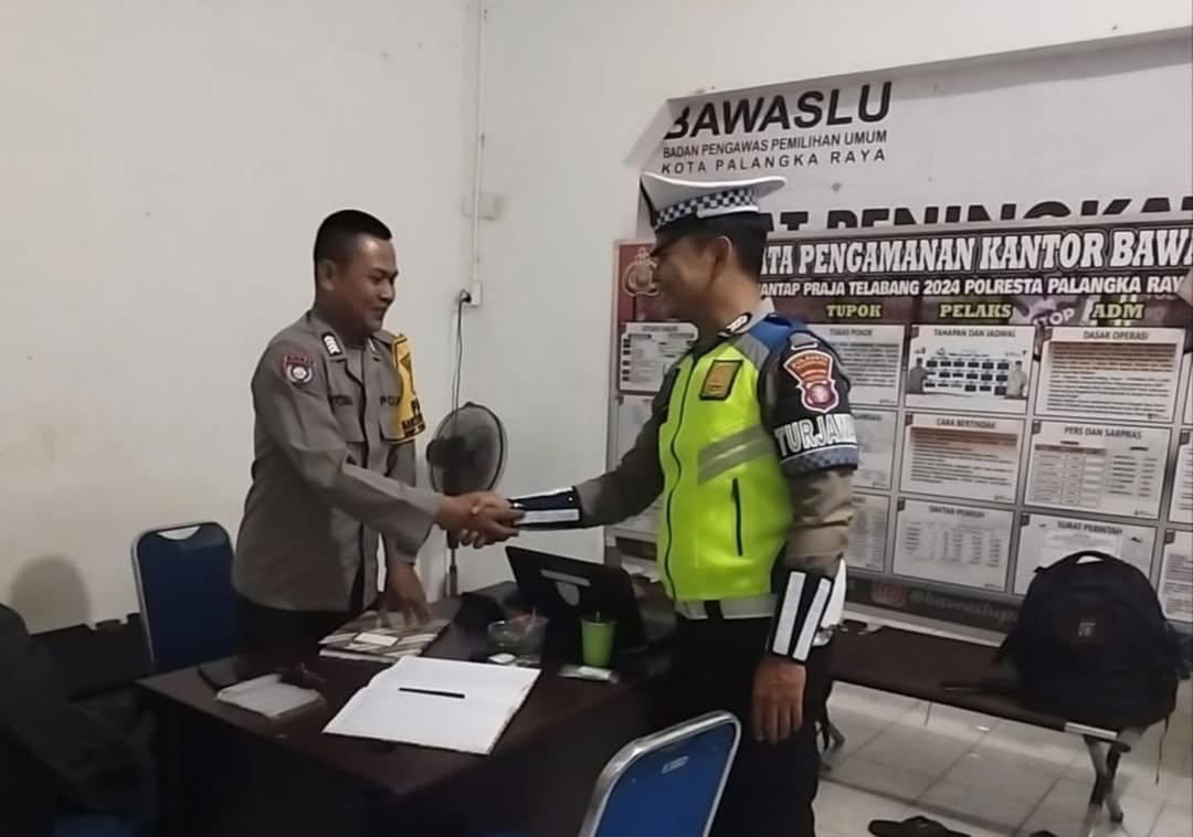 Personel Satlantas Polresta Palangka Raya Pantau Situasi pada Kantor Bawaslu