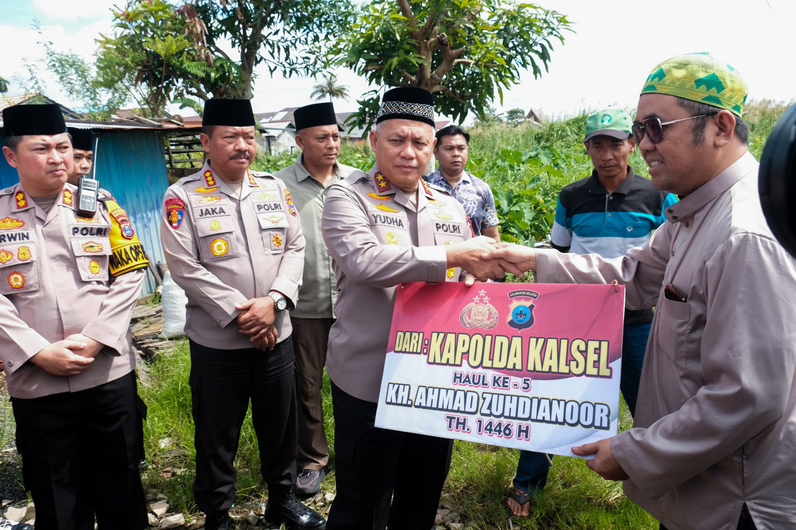 Kapolda Kalsel Serahkan Hewan Sapi dan Kerahkan 860 Personel Pengamanan Haul ke-5 Guru Zuhdi