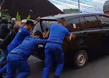 Polresta Banjarmasin Bersama Relawan Bantu Mobil Mogok Jemaah Haul Guru Zuhdi di Jembatan Kayutangi