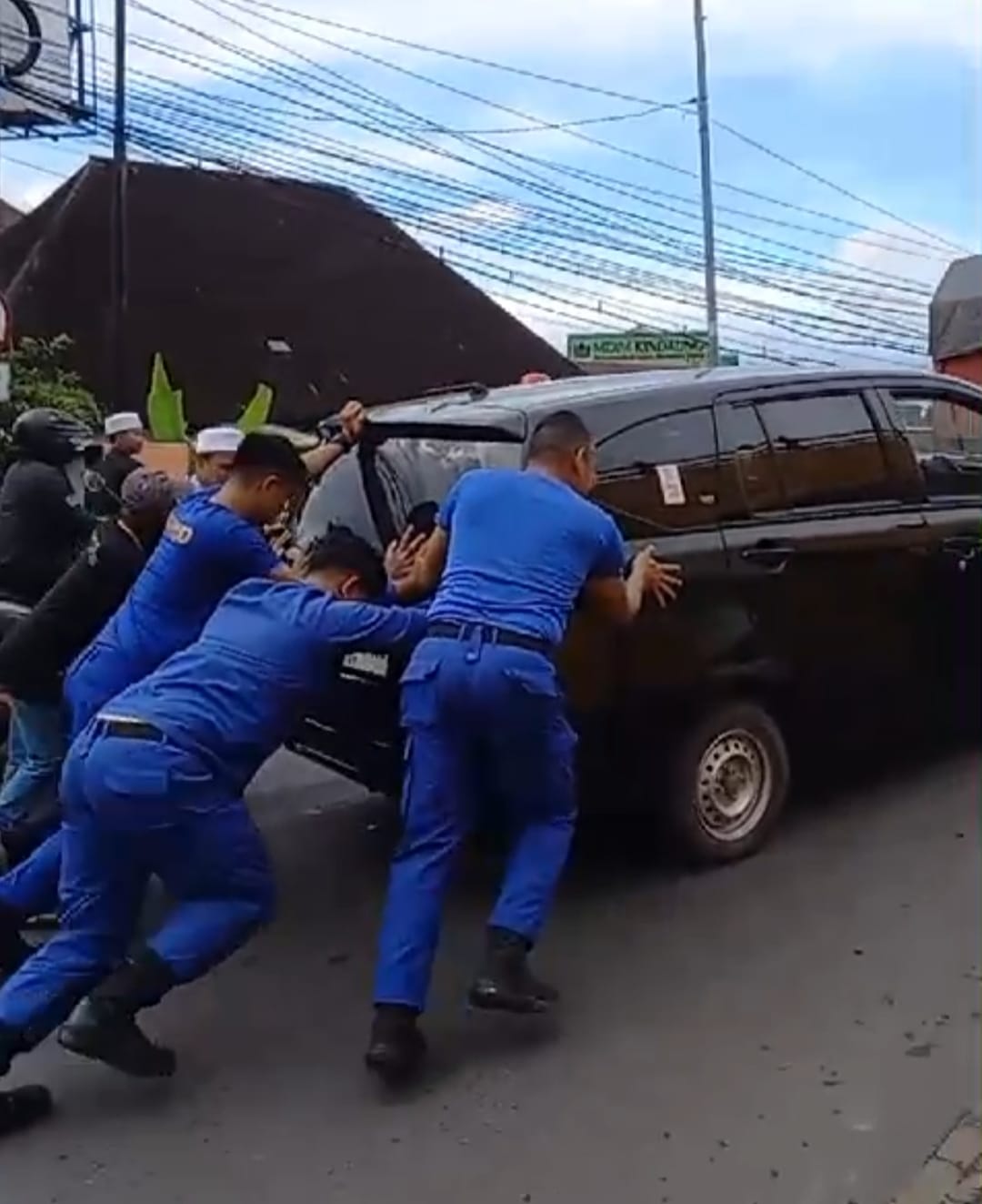 Polresta Banjarmasin Bersama Relawan Bantu Mobil Mogok Jemaah Haul Guru Zuhdi di Jembatan Kayutangi