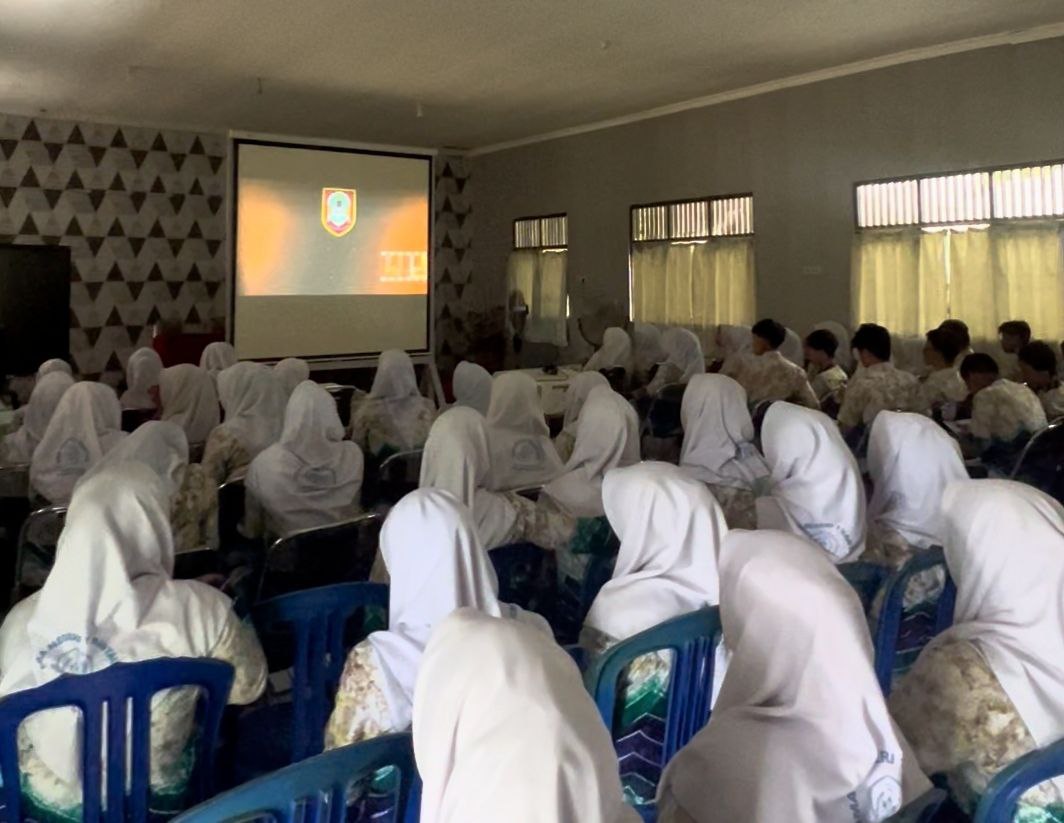 Kenalkan Film Lokal, Pemprov Kalsel Laksanakan Program Bioskop Keliling di SMANSARA
