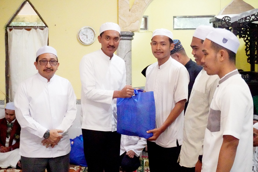 Bupati Banjar Serahkan Bantuan untuk Masjid dan Warga Lansia dalam Safari Ramadan