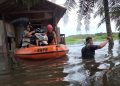 Kolaborasi Tim BPBD Balangan dan Warga Desa Baruh Bahinu Dalam Evakuasi Barang Berharga di Tengah Banjir