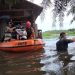 Kolaborasi Tim BPBD Balangan dan Warga Desa Baruh Bahinu Dalam Evakuasi Barang Berharga di Tengah Banjir