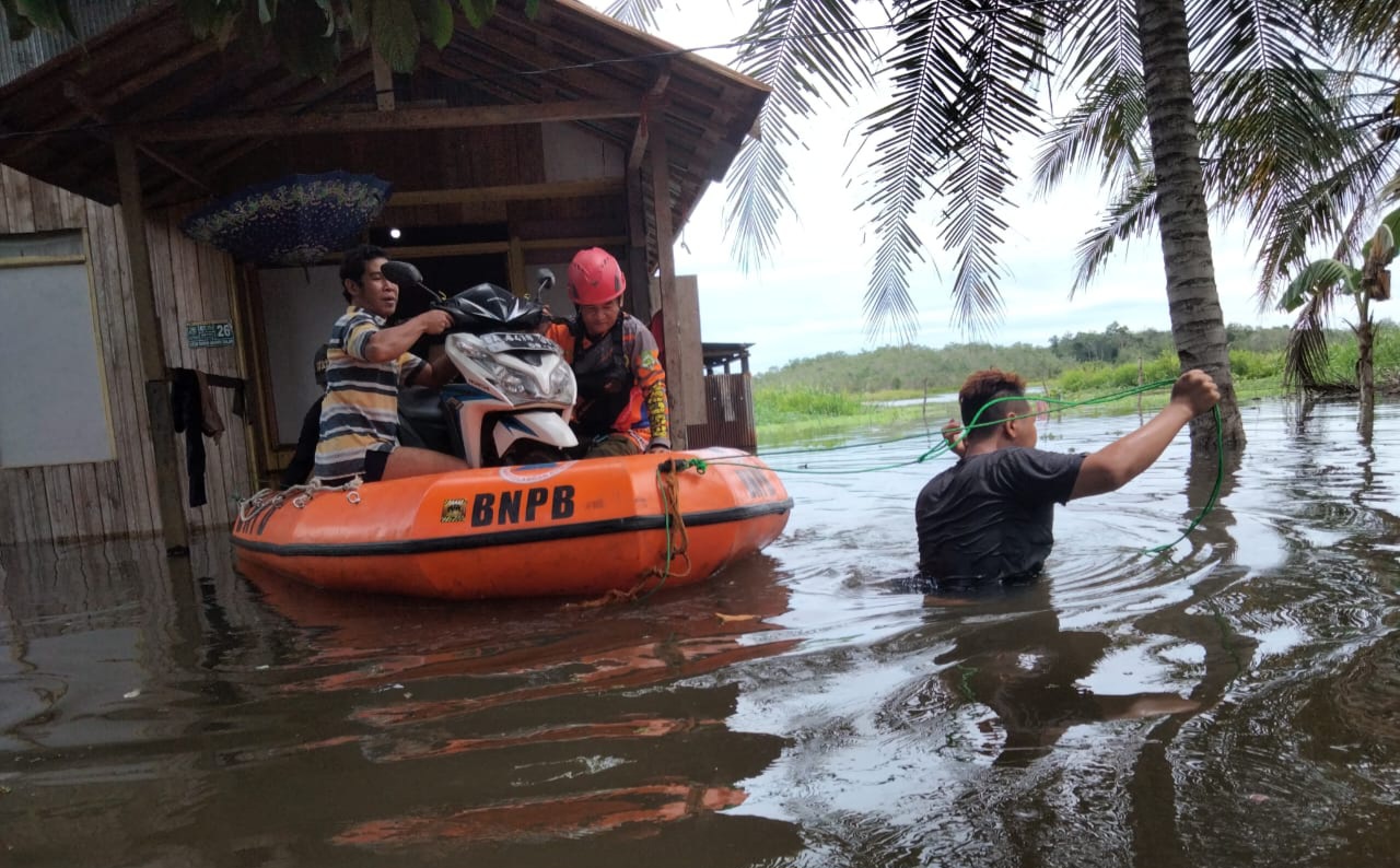Kolaborasi Tim BPBD Balangan dan Warga Desa Baruh Bahinu Dalam Evakuasi Barang Berharga di Tengah Banjir
