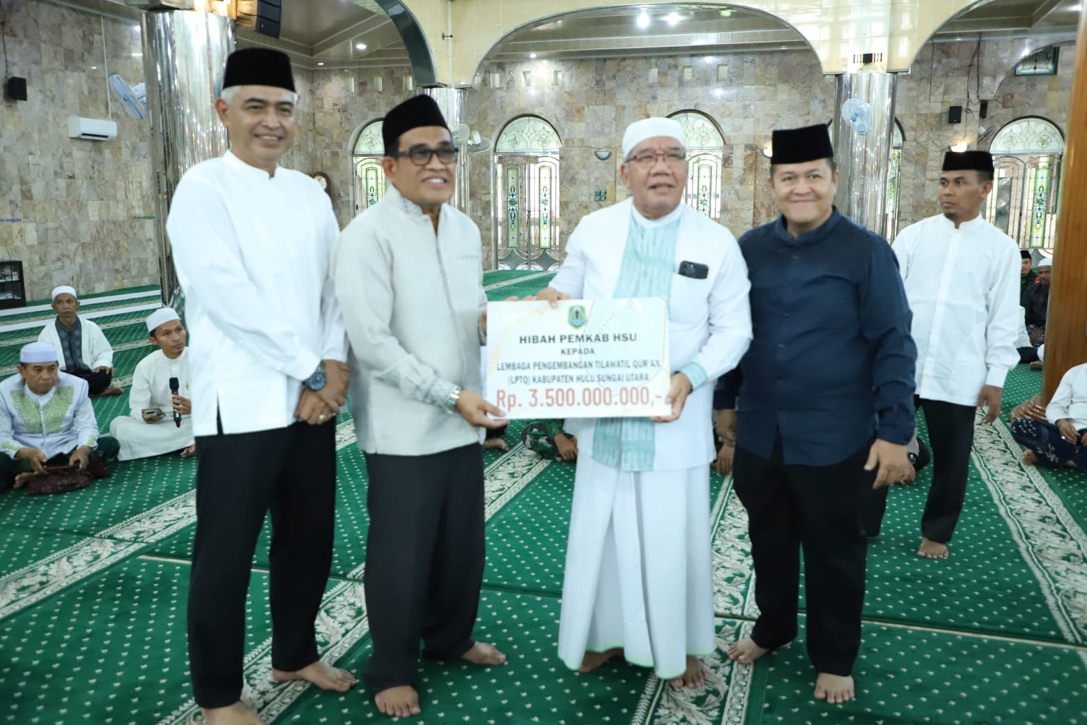 Bupati HSU Serahkan Bantuan 3,5 Miliar untuk LPTQ HSU