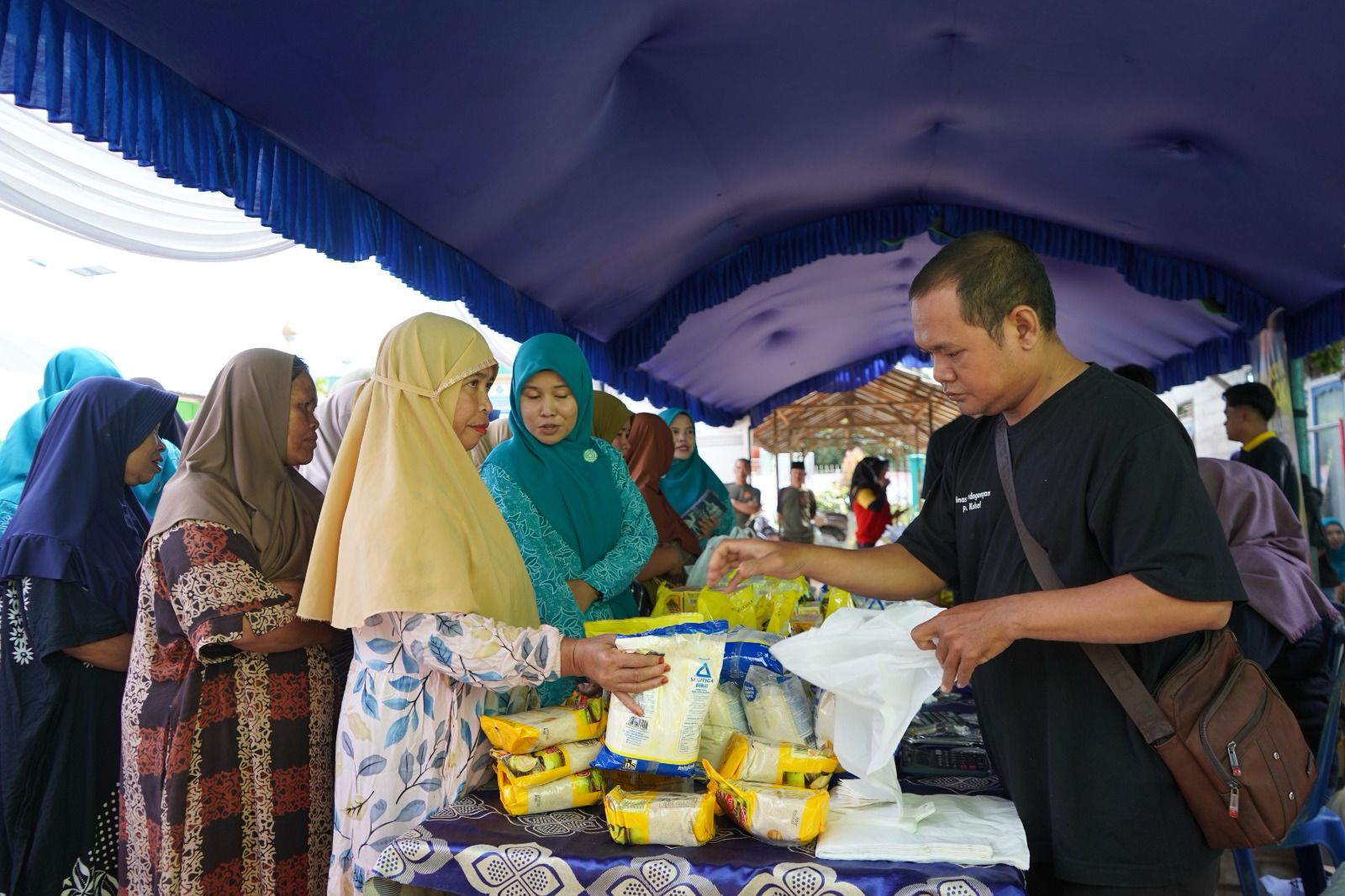 Pasar Murah di Desa Mampari Bantu Warga Dapatkan Kebutuhan Pokok Terjangkau
