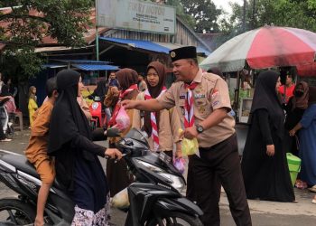 Anggota Saka Wira Kartika Koramil Lampihong Ajak Warga Berbagi Takjil di Bulan Suci Ramadan