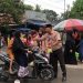 Anggota Saka Wira Kartika Koramil Lampihong Ajak Warga Berbagi Takjil di Bulan Suci Ramadan