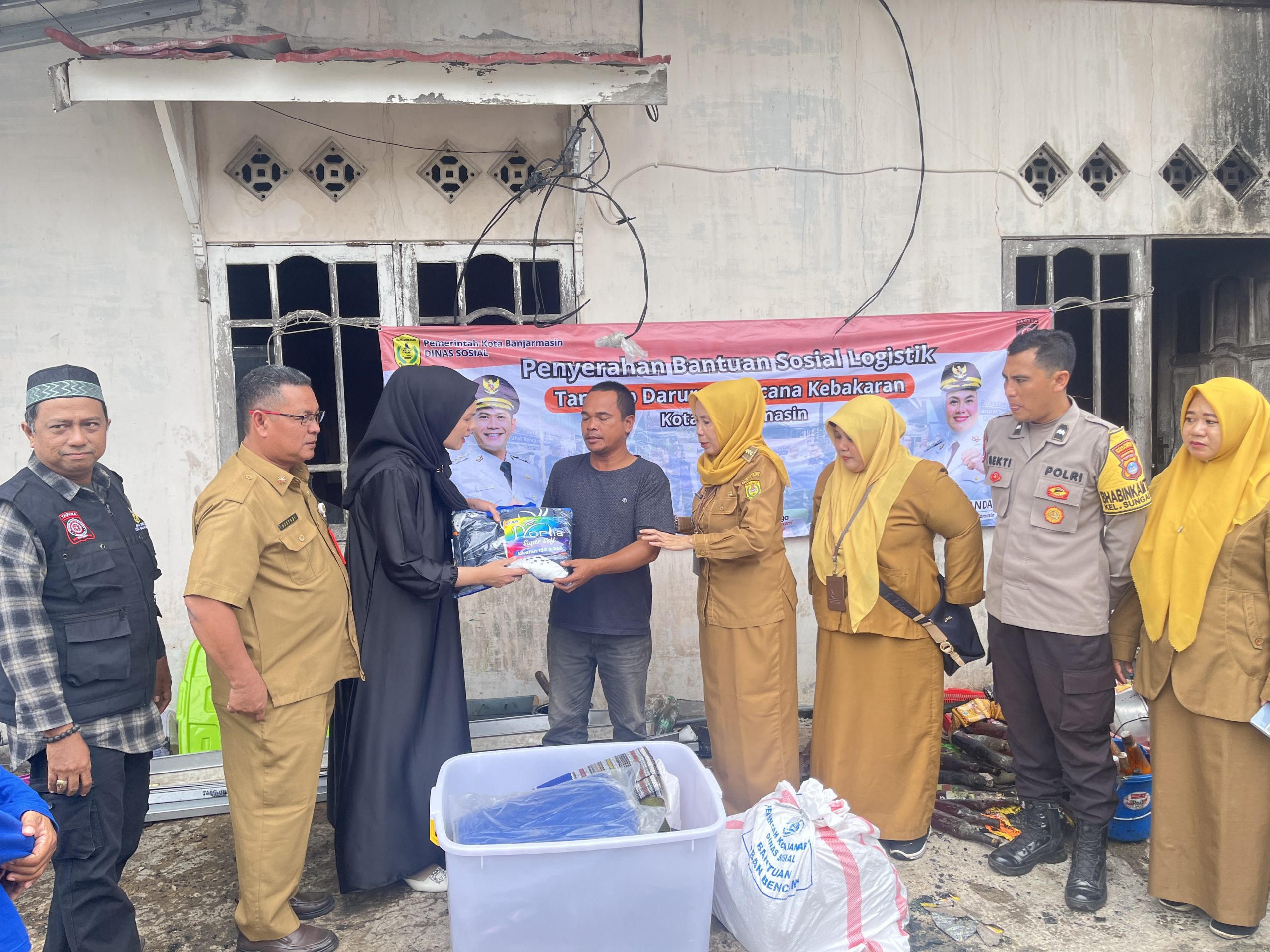 Pemkot Banjarmasin Serahkan Bantuan untuk Korban Kebakaran di Jl Pramuka