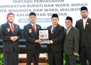 Wali Kota Banjarmasin Terima SK Kemendagri dan Lantik Ketua TP PKK serta Dekranasda Kota Banjarmasin