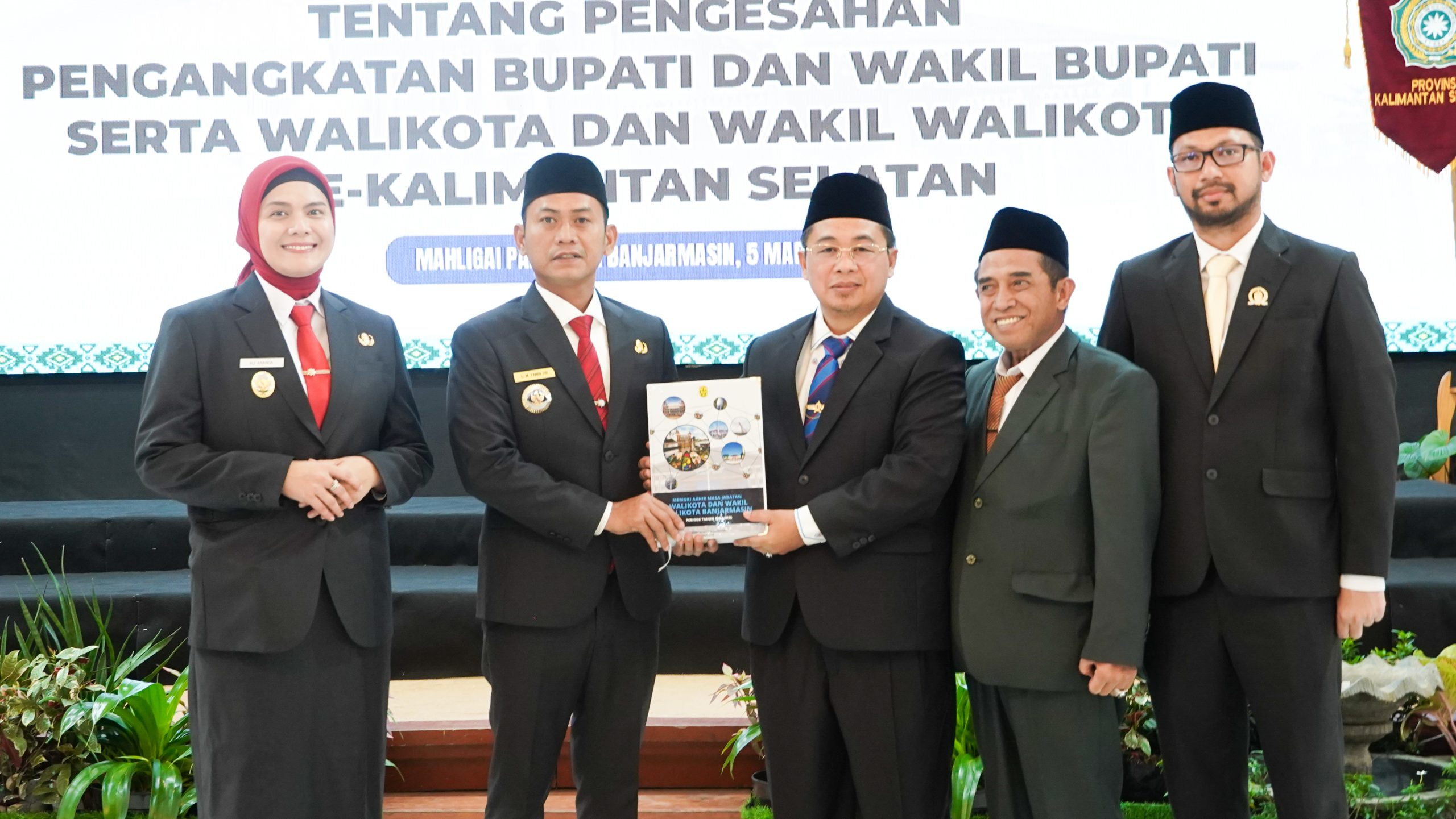 Wali Kota Banjarmasin Terima SK Kemendagri dan Lantik Ketua TP PKK serta Dekranasda Kota Banjarmasin