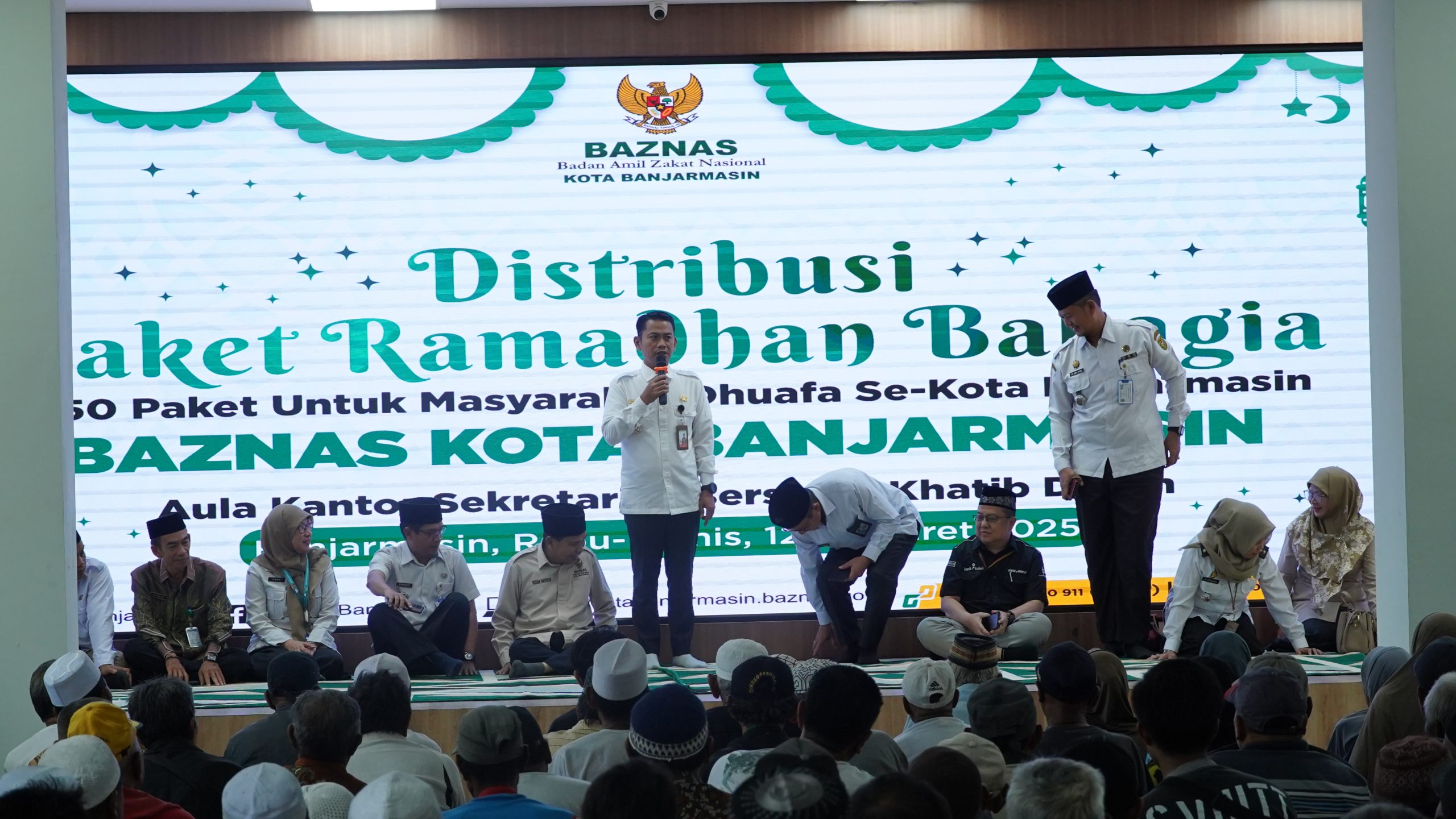 Wali Kota Banjarmasin Serahkan Paket Sembako dan Kunci Rumah Layak Huni pada Ramadhan 2025