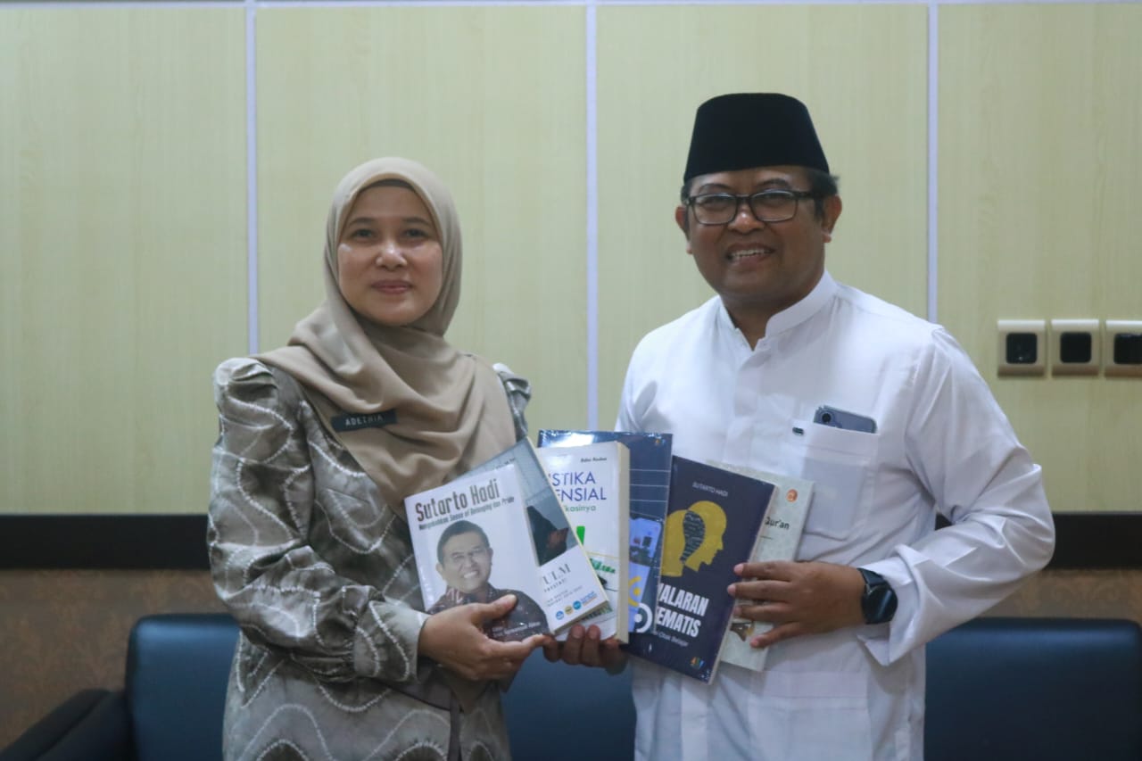 Prof. Sutarto Hadi Hibahkan Lebih dari 20 Buku untuk Perpustakaan Palnam Banjarmasin