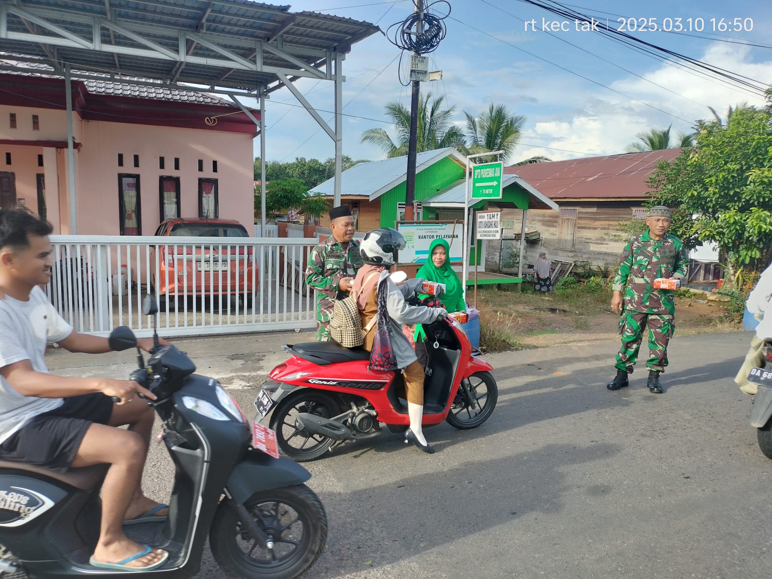Koramil Juai Semarakkan Ramadan dengan Pembagian Takjil Gratis