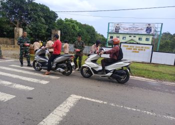 Koramil Lampihong Bagikan 150 Paket Takjil untuk Warga