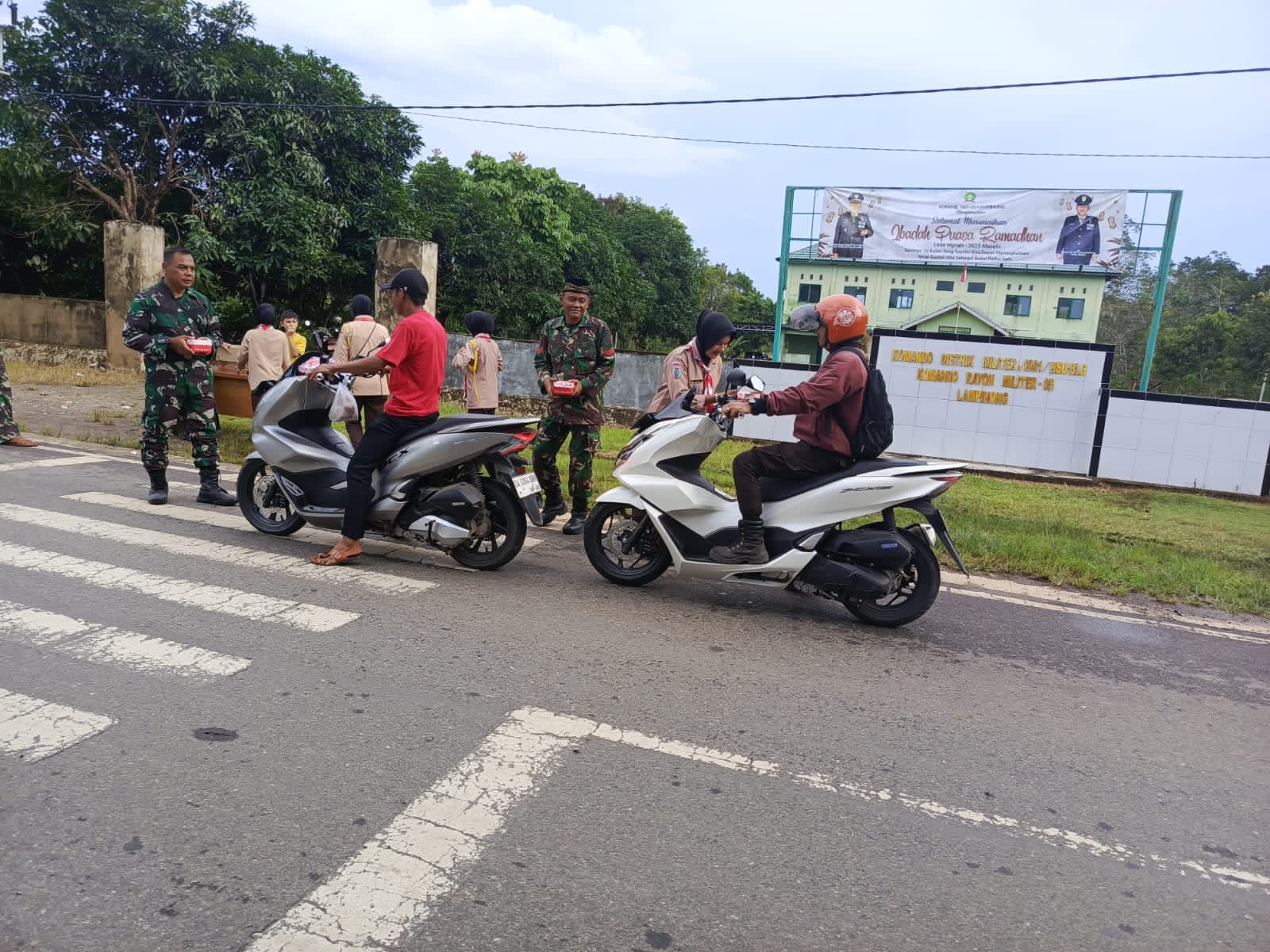 Koramil Lampihong Bagikan 150 Paket Takjil untuk Warga