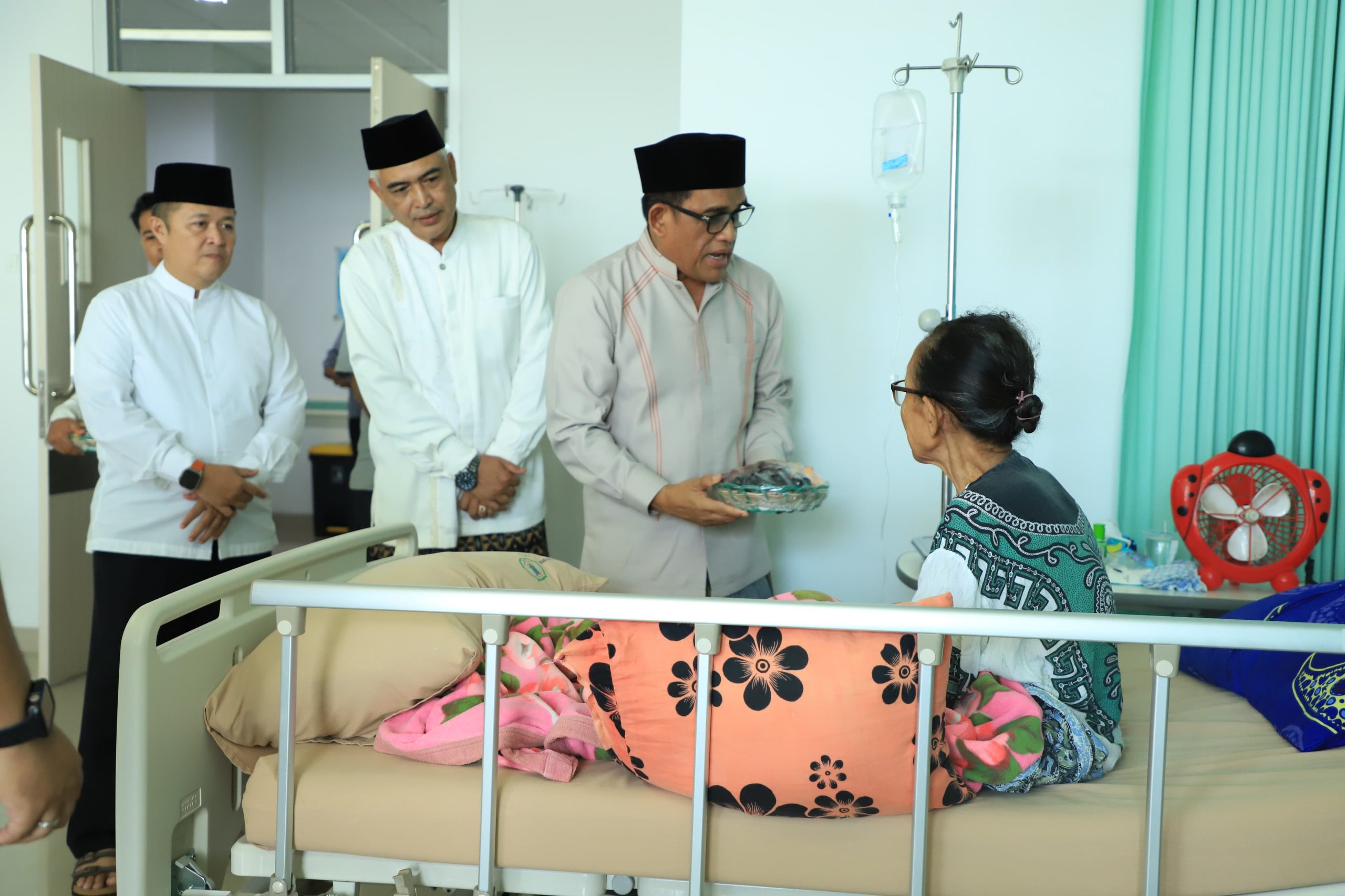 Bupati HSU Kunjungi Pasien di RS Pambalah Batung Saat Idulfitri