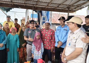 Bupati HSU dan Pemprov Kalsel Serahkan Bantuan ke Warga Desa Pondok Babaris