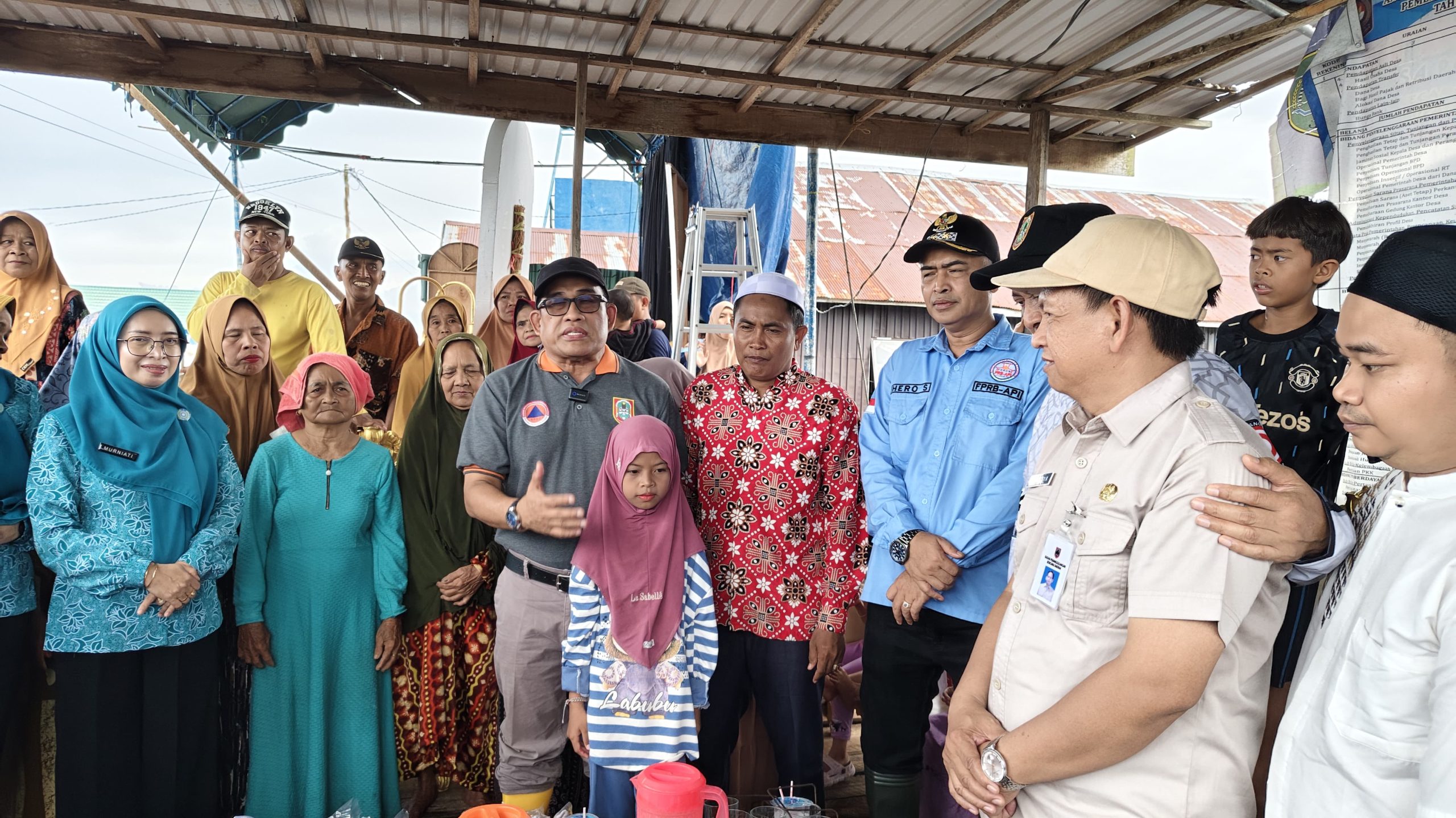 Bupati HSU dan Pemprov Kalsel Serahkan Bantuan ke Warga Desa Pondok Babaris