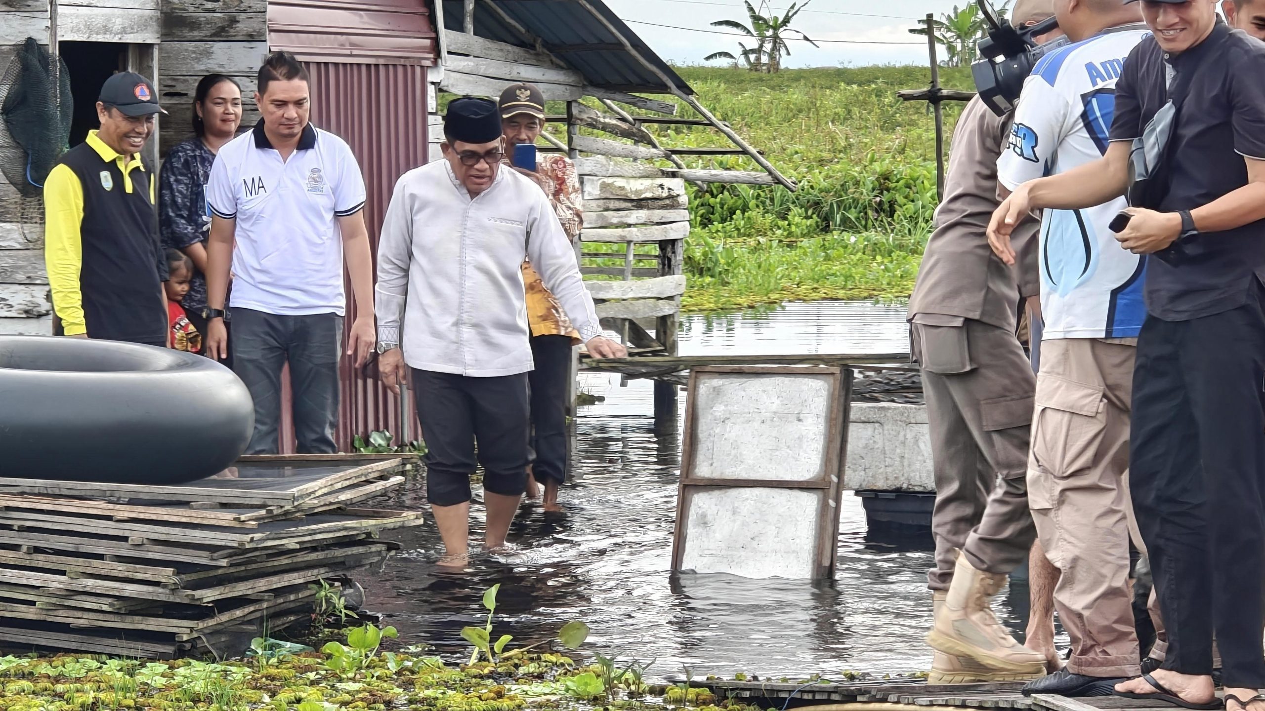 Bupati HSU Tinjau dan Bantu Warga Korban Banjir