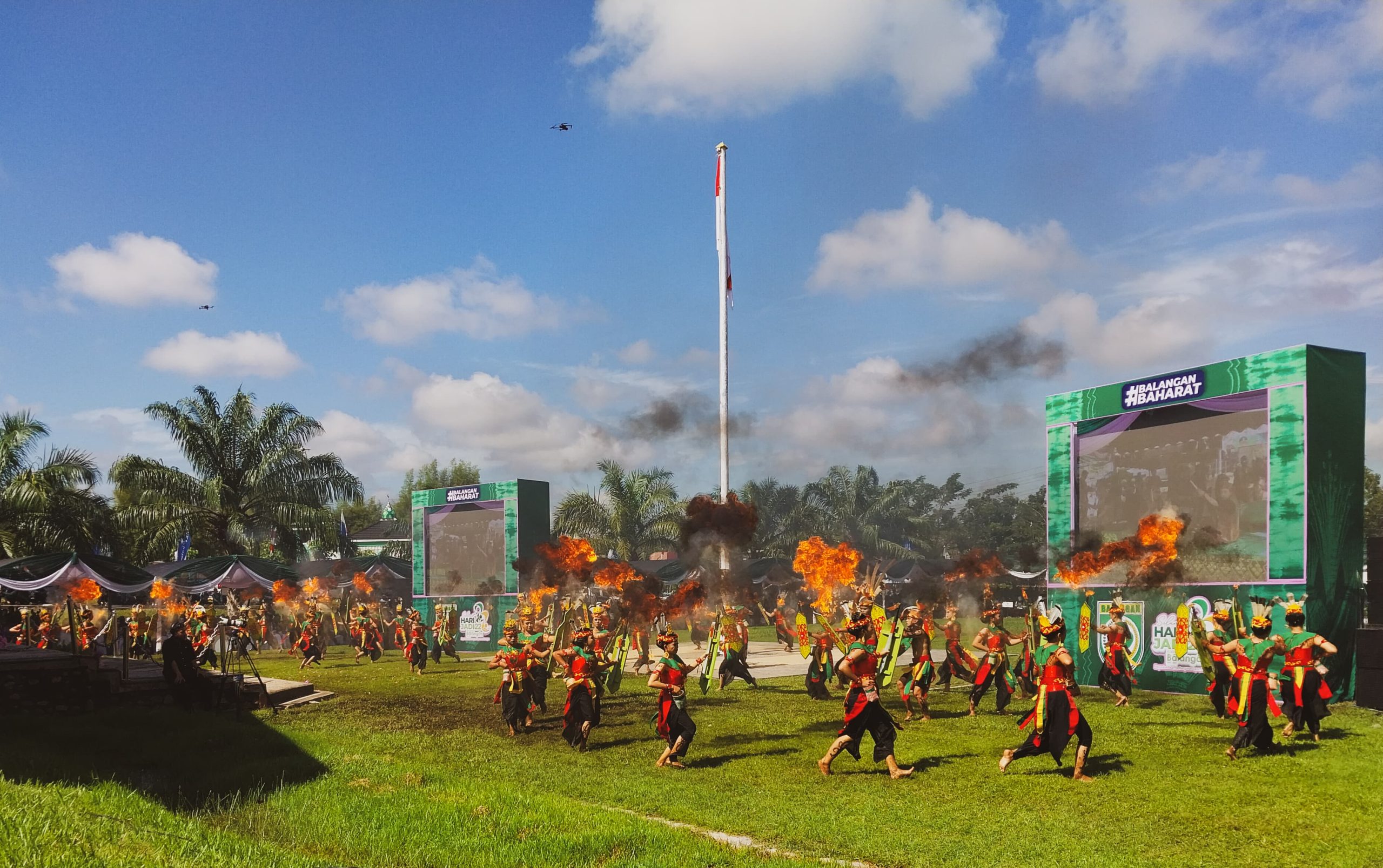 Pelajar dan Seniman Tampilkan Mandau Apui di HUT Balangan