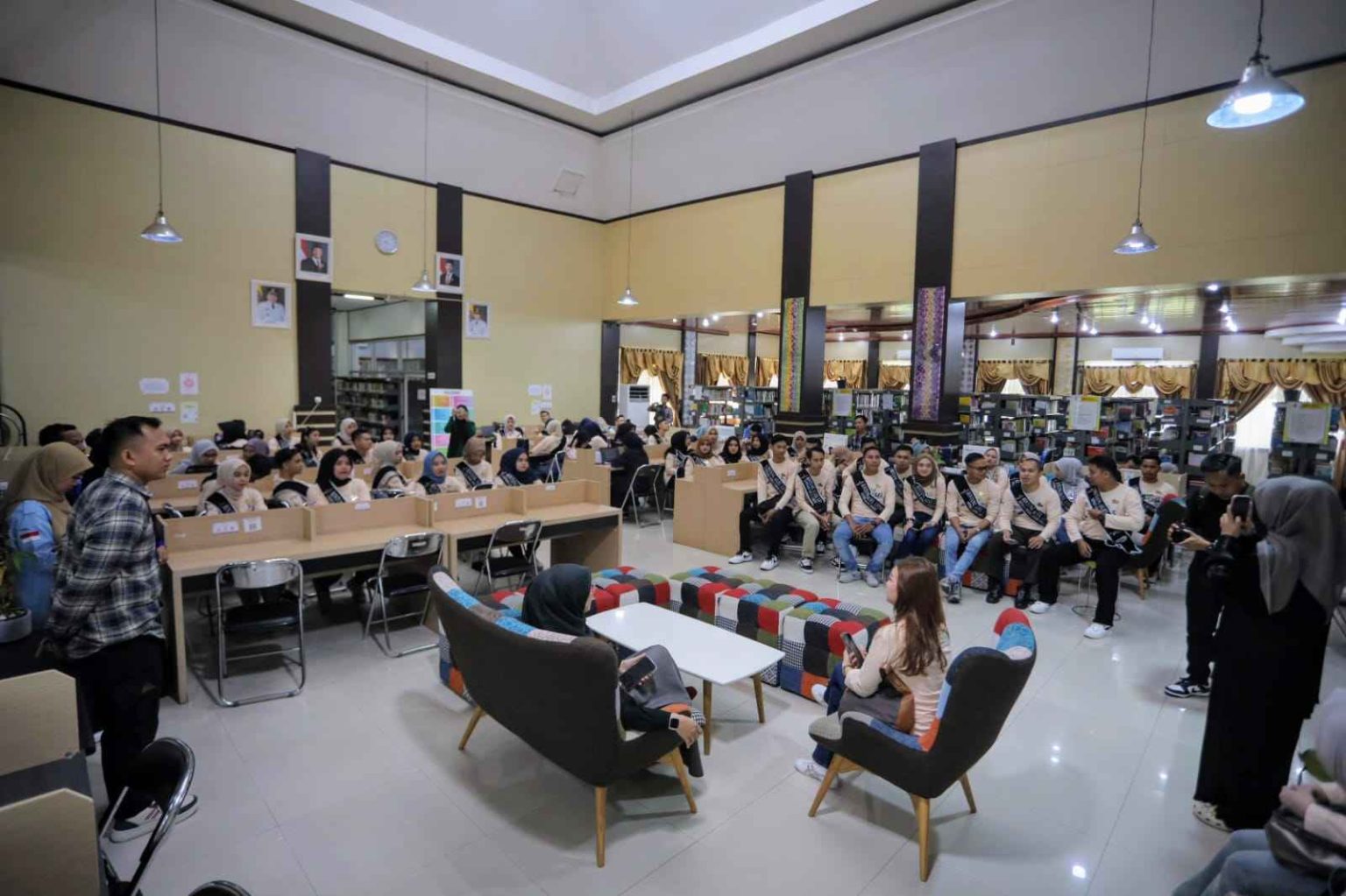 Finalis Bintang Aksel Bank Kalsel Kunjungi Dispersip Kalsel, Gaungkan Semangat Literasi Digital