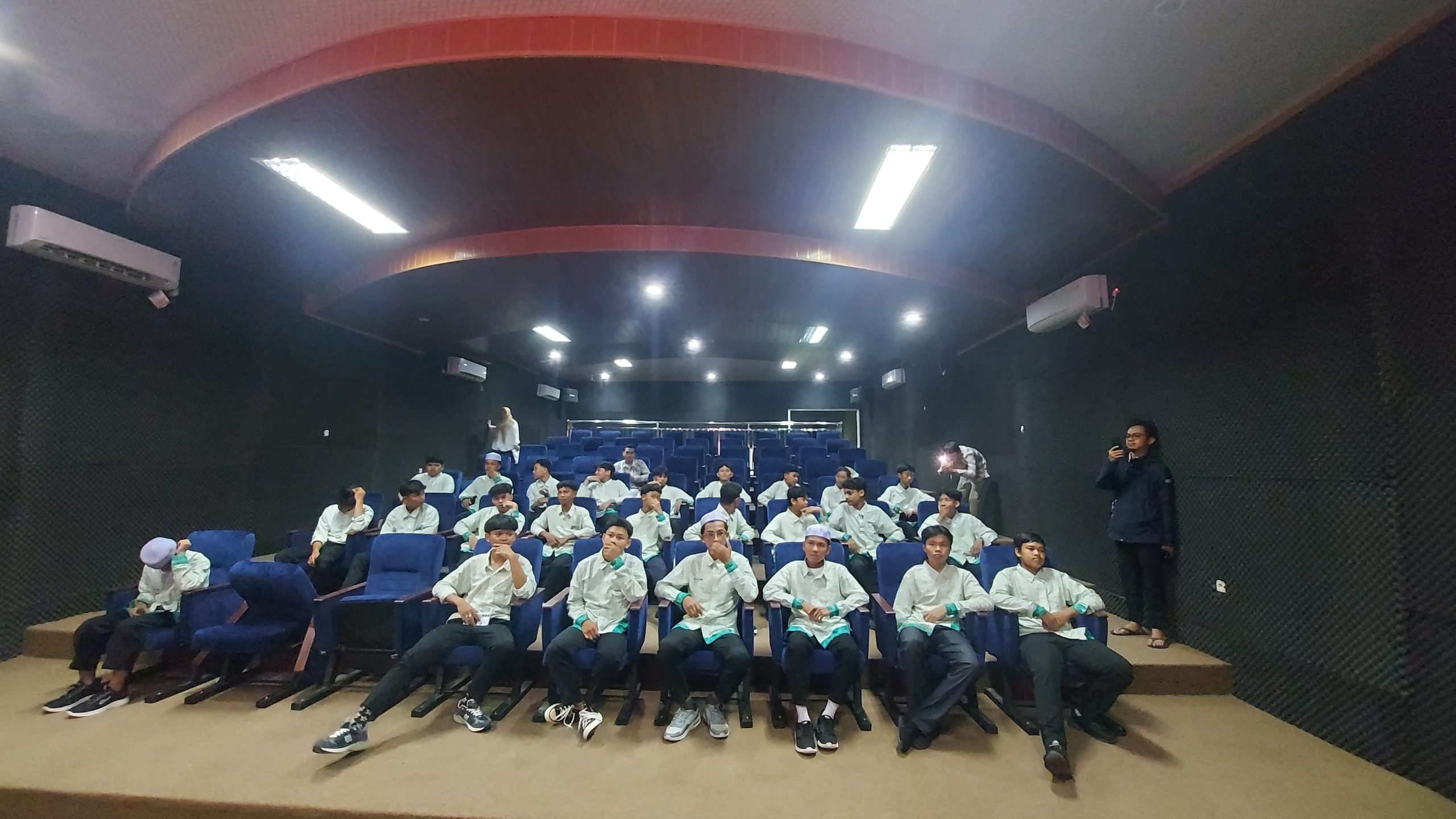 Puluhan Siswa SMPTQ Taman Cinta Al-Qur’an Nobar Film Tokoh Ulama Banjar di Perpustakaan Palnam