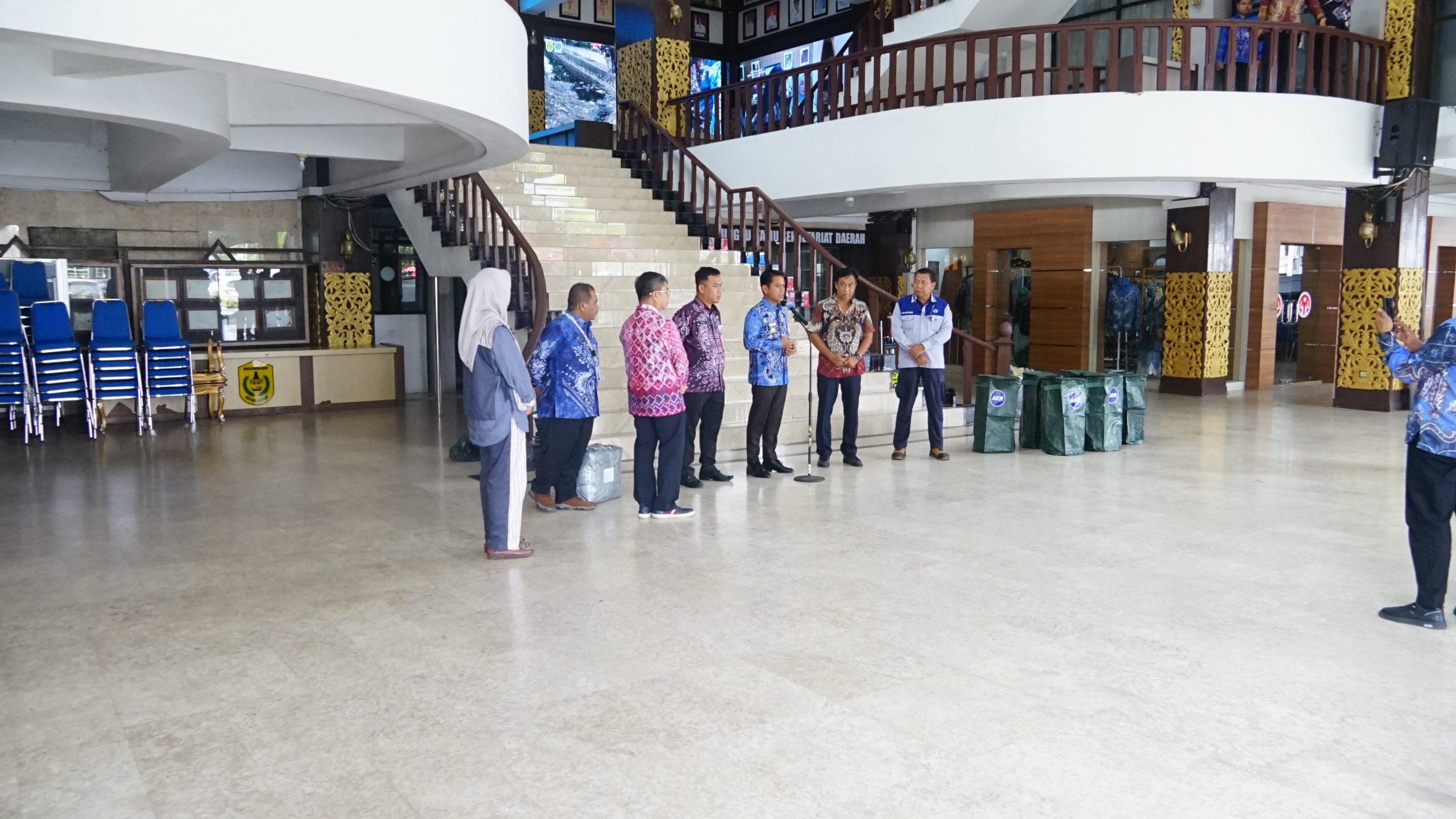 Pemkot Banjarmasin Terima Bantuan Composter Bag dari PT. AKR untuk Atasi Krisis Sampah Organik