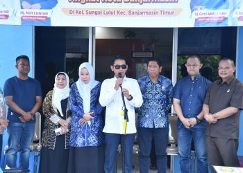 Wali Kota Banjarmasin Serahkan Bantuan Alat Kebersihan untuk Kelurahan di Banjarmasin Timur