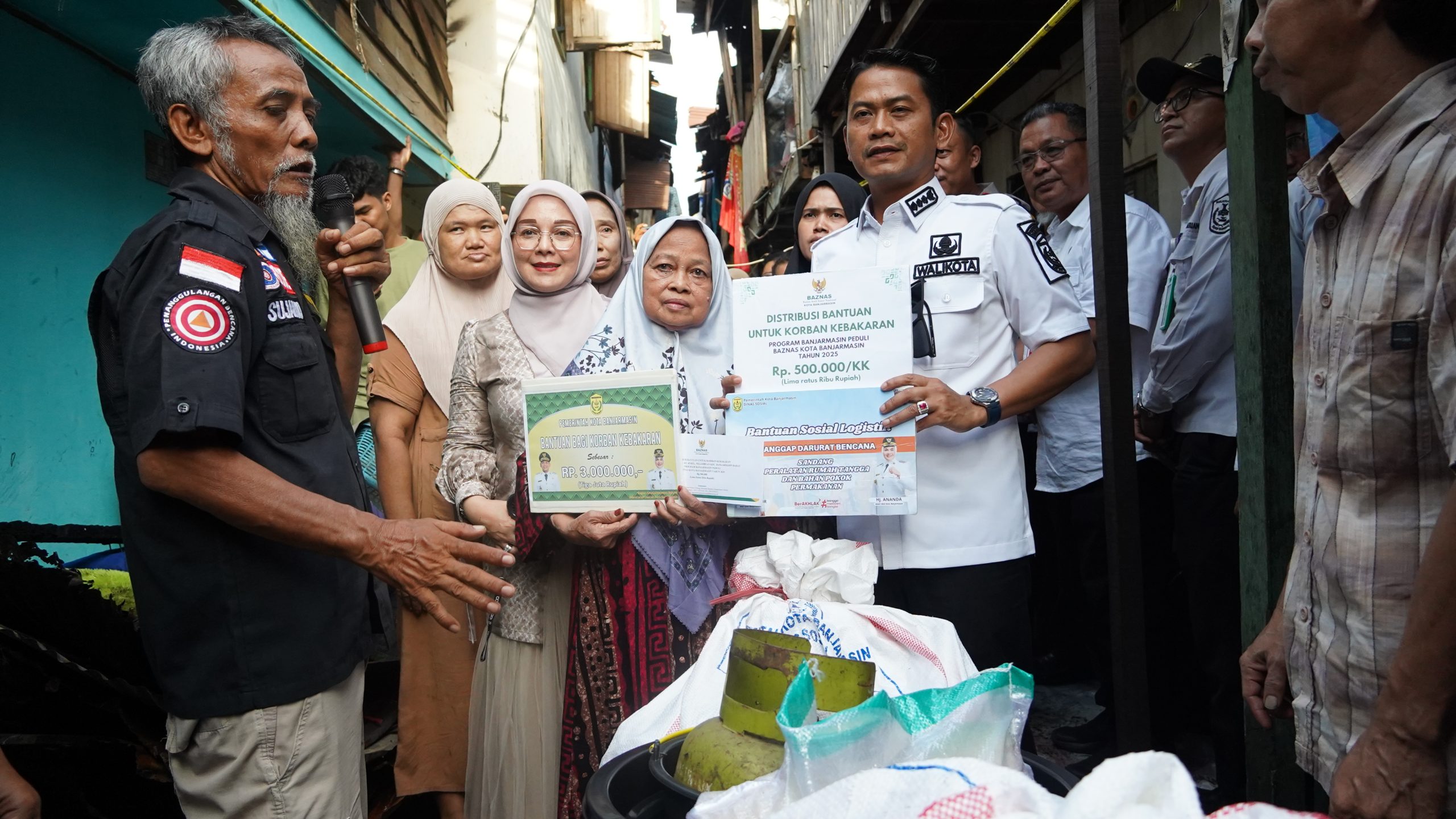 Kebakaran Hanguskan 16 Rumah di Pelambuan, Wali Kota Banjarmasin Tinjau dan Salurkan Bantuan Langsung