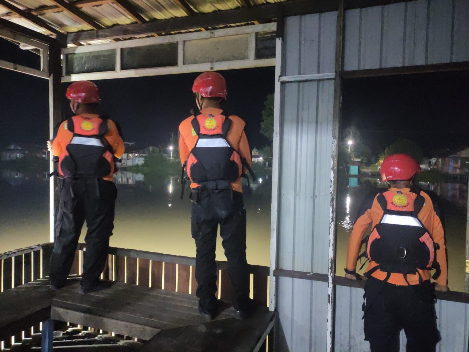 Kendaraan dan Sandal Ditemukan di Jembatan, Ridho Diduga Tercebur