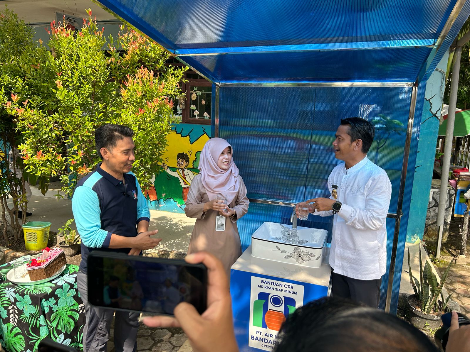 PAM dan Pemko Bandarmasih Salurkan Kran Air Siap Minum ke SDN Basirih 8