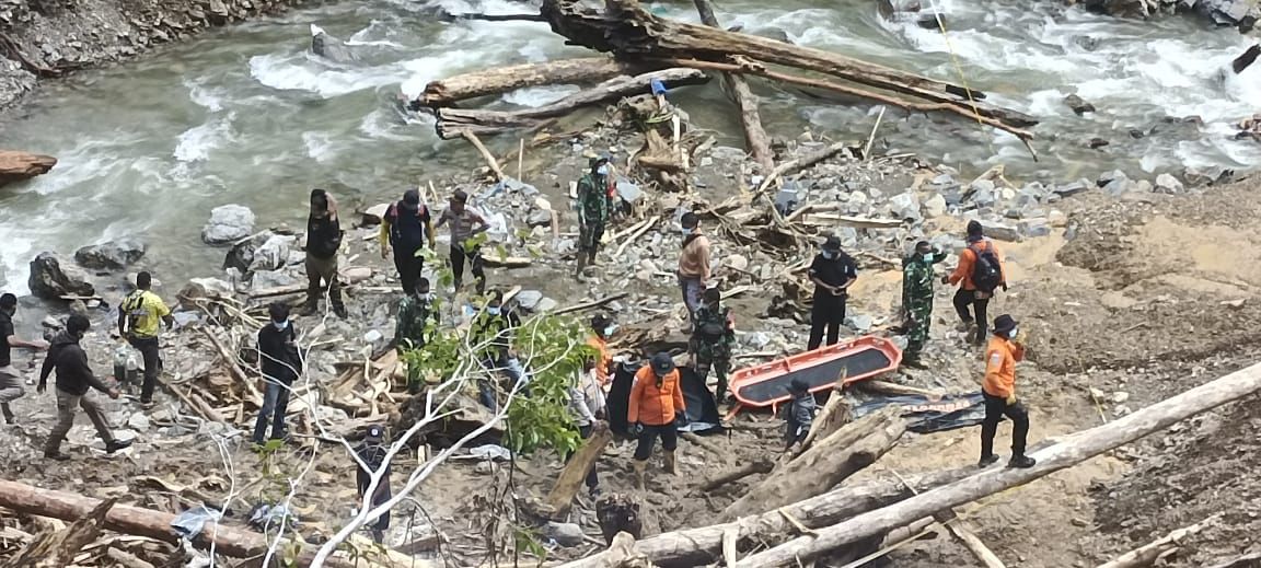 Kapolres Pegaf Pimpin Langsung Operasi Evakuasi Korban Banjir Bandang di Distrik Catubouw