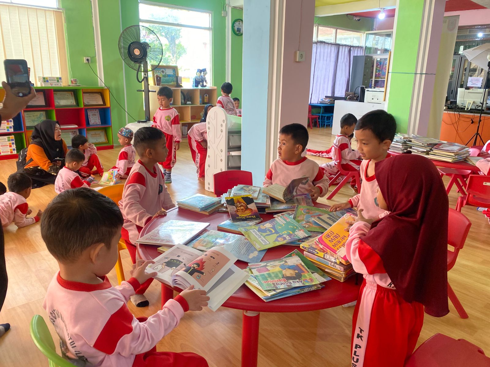 Puluhan Anak PAUD Plus Marinatul Ilmi Serbu Perpustakaan Palnam Banjarmasin, Serunya Belajar Sambil Bermain