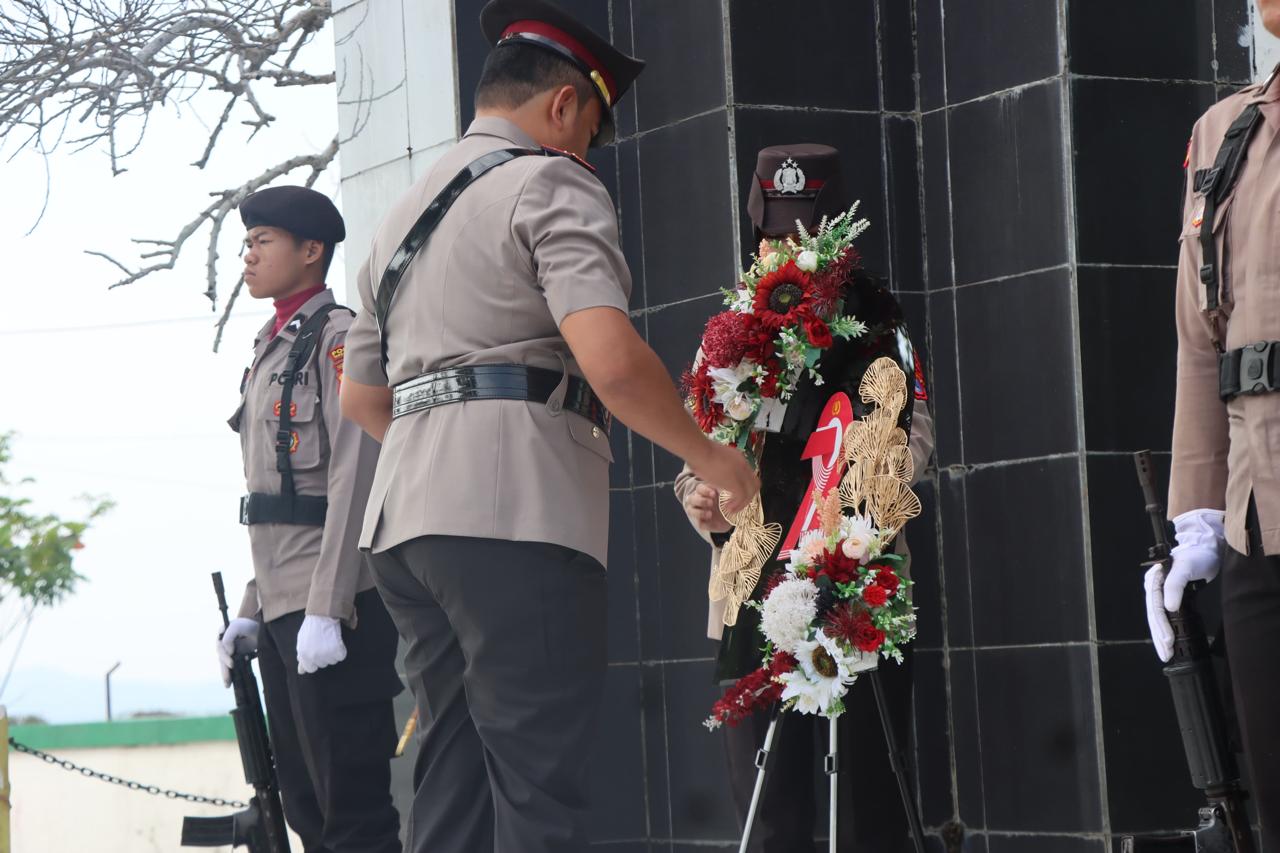 Ziarah Pahlawan, Polres Tanah Bumbu Teguhkan Semangat Nasionalisme di HUT Bhayangkara ke-79