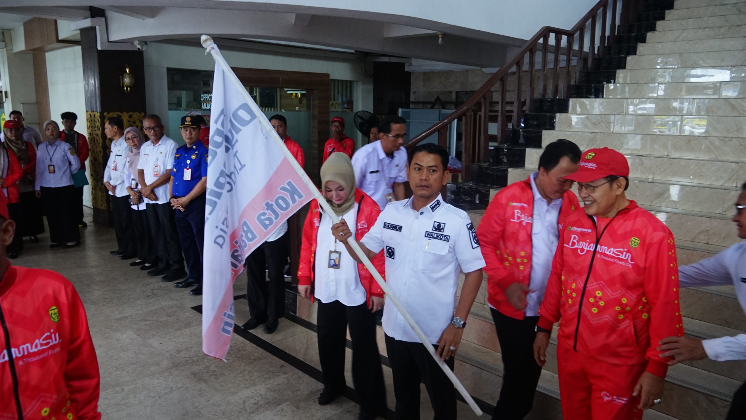 Wali Kota Banjarmasin Lepas Kontingen SOIna: Dorong Sportivitas dan Inklusi dalam Pesoda Kalsel 2025