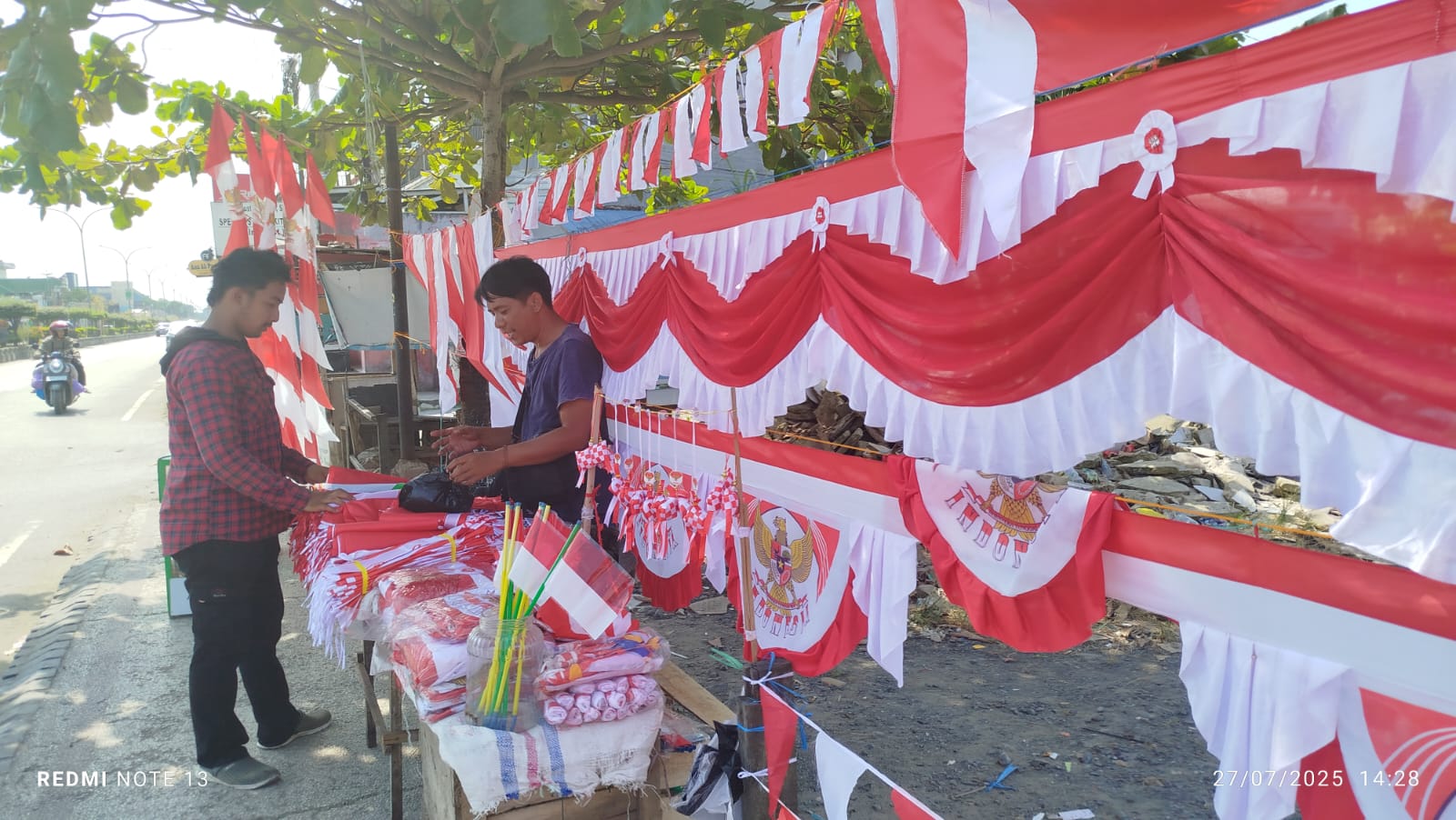 Pedagang Bendera Merah Putih Warnai Jalan Transmigrasi Tanah Bumbu Jelang HUT RI ke-80