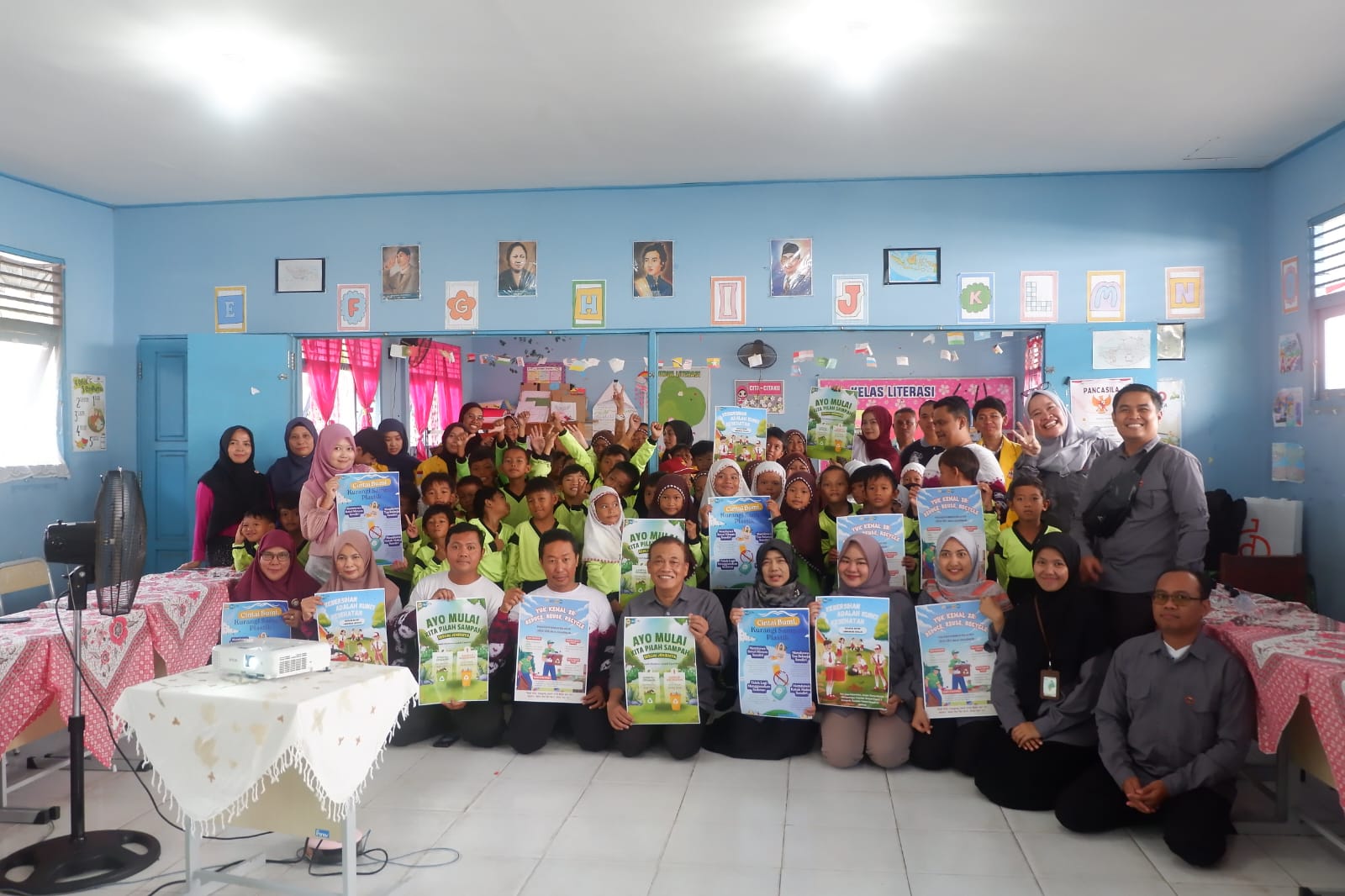 Tanamkan Semangat Sekolah Ramah Lingkungan, Tim PDWA Prodi Biologi ULM Ajarkan Pengelolaan Sampah di SDN Sungai Jingah 6