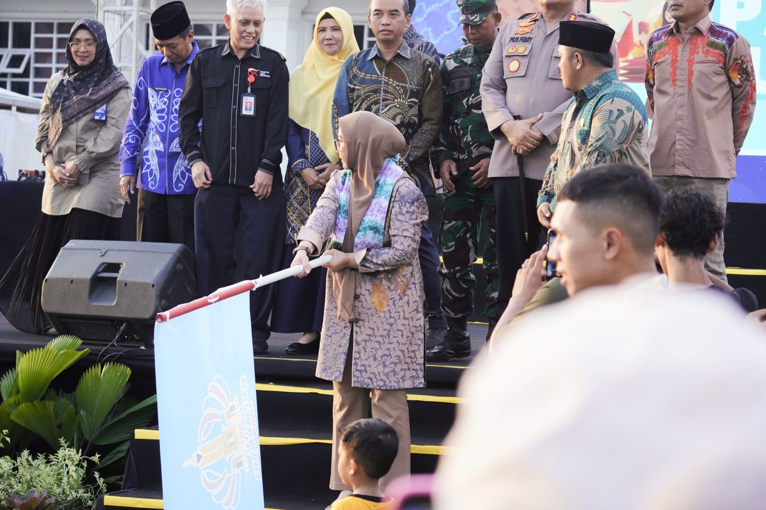 Wali Kota Banjarbaru Buka Festival Seni Pawai Budaya 2025 di Lapangan Murjani