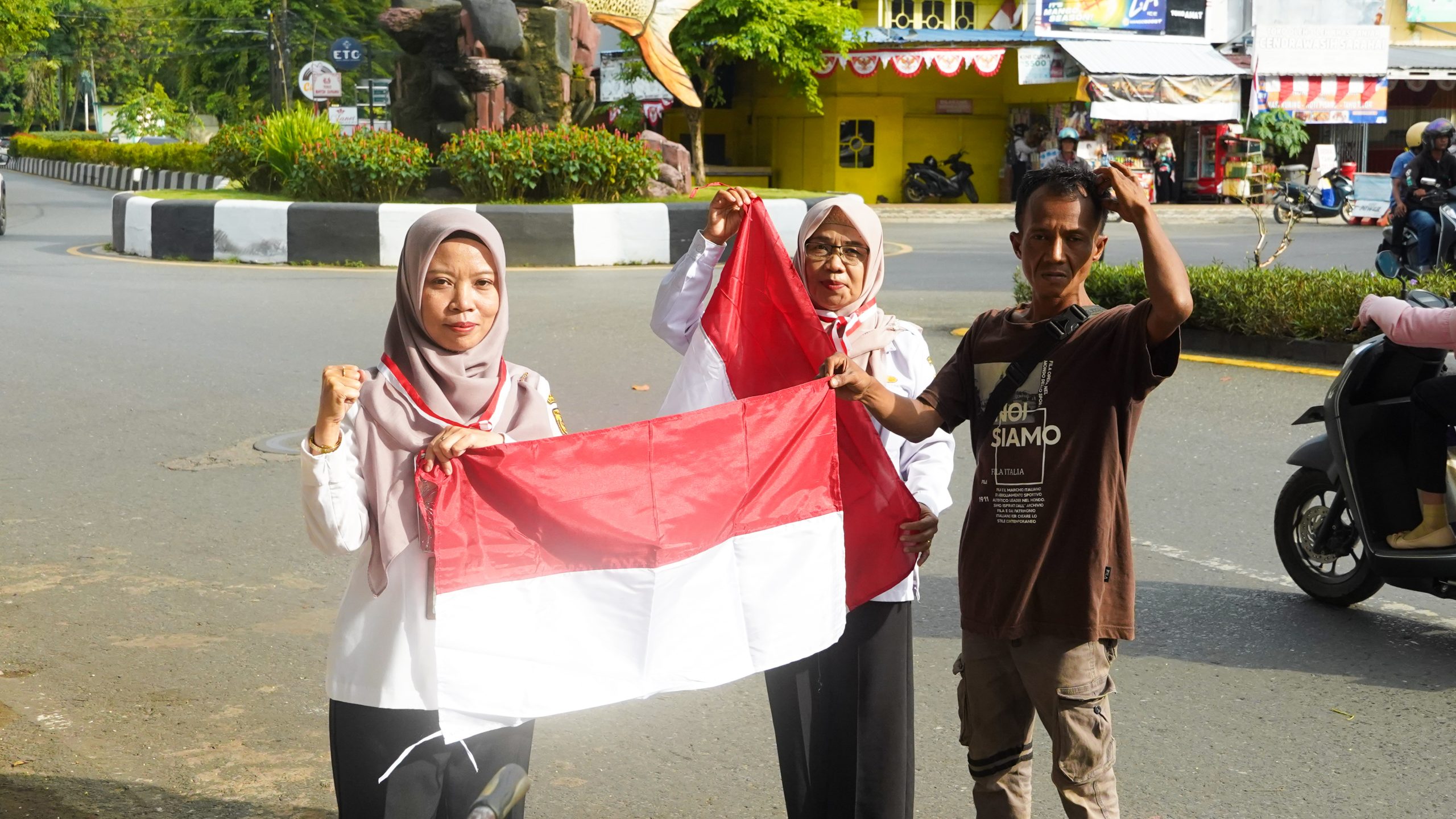 Sambut HUT ke-80 RI, Pemkot Banjarmasin Gelar Aksi Pembagian Bendera di Titik Strategis