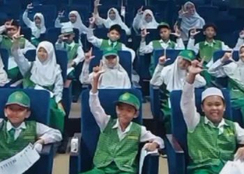 Film Lokal Hidupkan Suasana Nonbar di Perpus Palnam Bersama Pelajar MIN 9 Banjar