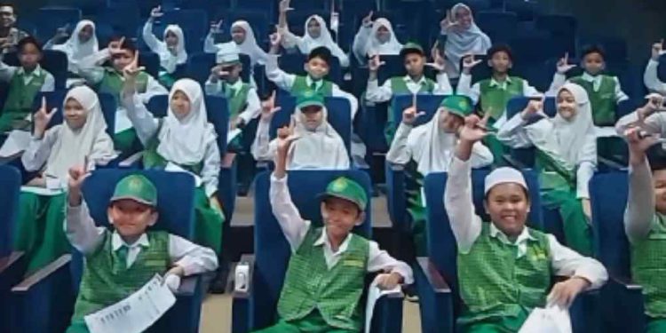 Film Lokal Hidupkan Suasana Nonbar di Perpus Palnam Bersama Pelajar MIN 9 Banjar