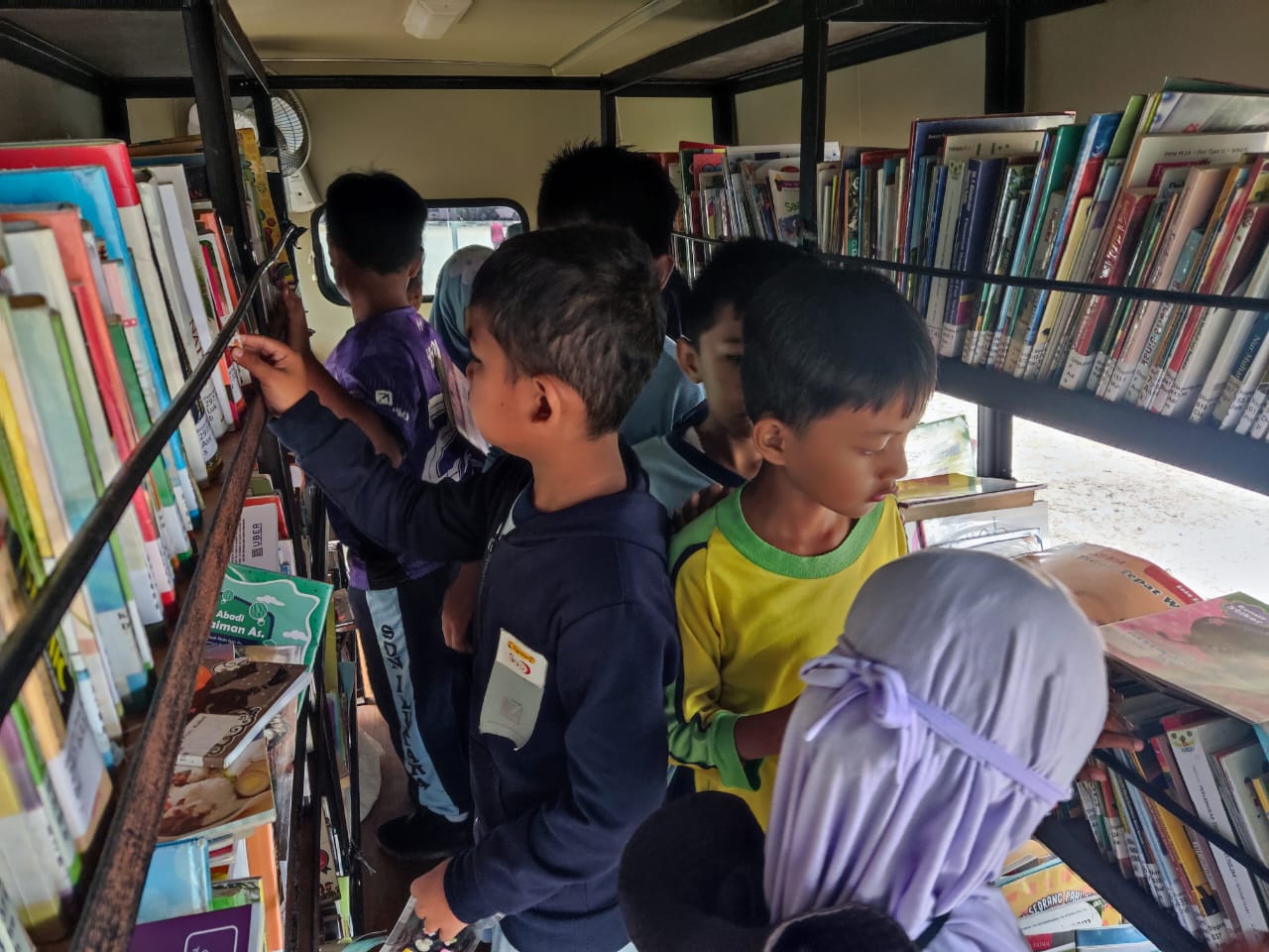 Murid SDN 1 Landasan Ulin Timur Antusias Sambut Perpustakaan Keliling Dispersip Kalsel