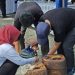 DLH Kalsel Gelar Pilah Sampah Dapat Sembako, Edukasi Warga Kelola Sampah Bernilai Ekonomi